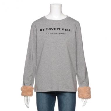 袖フェイクファーつきロゴTシャツ